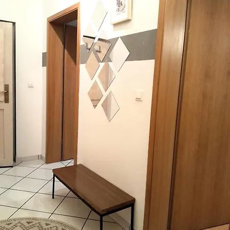 Spacious In Old-west - Leutsch Apartman